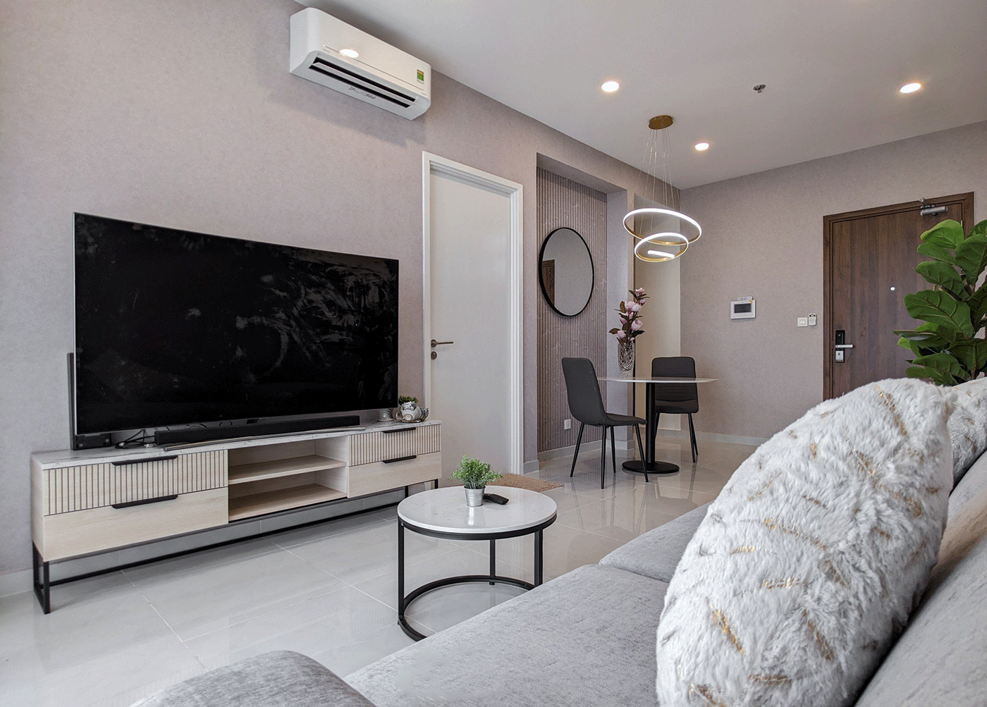 Kệ tủ tivi tuy đơn giản nhưng lại là điểm nhấn nổi bật cho gian phòng khách